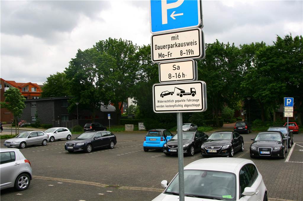 Fällt die „Brötchentaste“ am Parkautomaten dem Sparzwang zum Opfer? Auf drei Parkplätzen in Werne, wie hier am Kurt-Schumacher-Platz, sind sogar die ersten drei Stunden kostenlos.