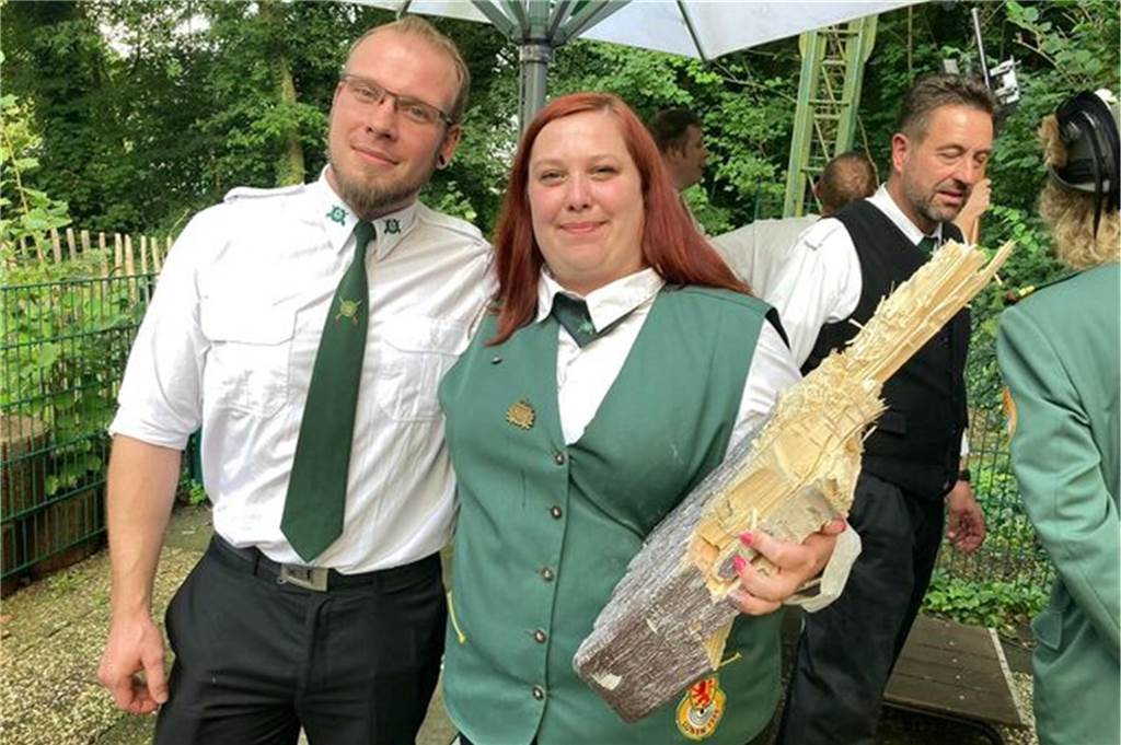 Auf eine Frau folgte Anfang September eine weitere an der Spitze der Schützen von 1332. Nadja Pöter holte beim großen Schützenfest den Vogel von der Stange und wurde damit Königin. Obwohl sie die zweite Frau in Folge an der Spitze der Schützen ist, ist sie die erste Königin. Ihre Vorgängerin Margret Schürk trug den Titel König.