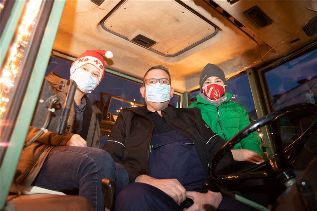 Deshalb fahren Landwirte mit beleuchteten Treckern im Dunkeln durch Olfen Auf eine Lichterfahrt durch Olfen ging es bereits im vergangenen Jahr für die Schlepperfreunde und die Landjugend.