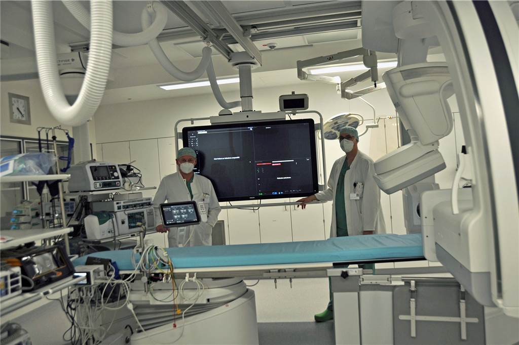 Neues Interventionszentrum: Modernste Medizintechnik im Klinikum Lünen Auf einem 60-Zoll-Bildschirm können sich Ärztinnen und Ärzte bis zu acht verschiedene Fenster gleichzeitig anzeigen lassen. Die Monitore aller vier Katheterlabor sind untereinander vernetzt. In Sekundenschnelle sind so Absprachen möglich.