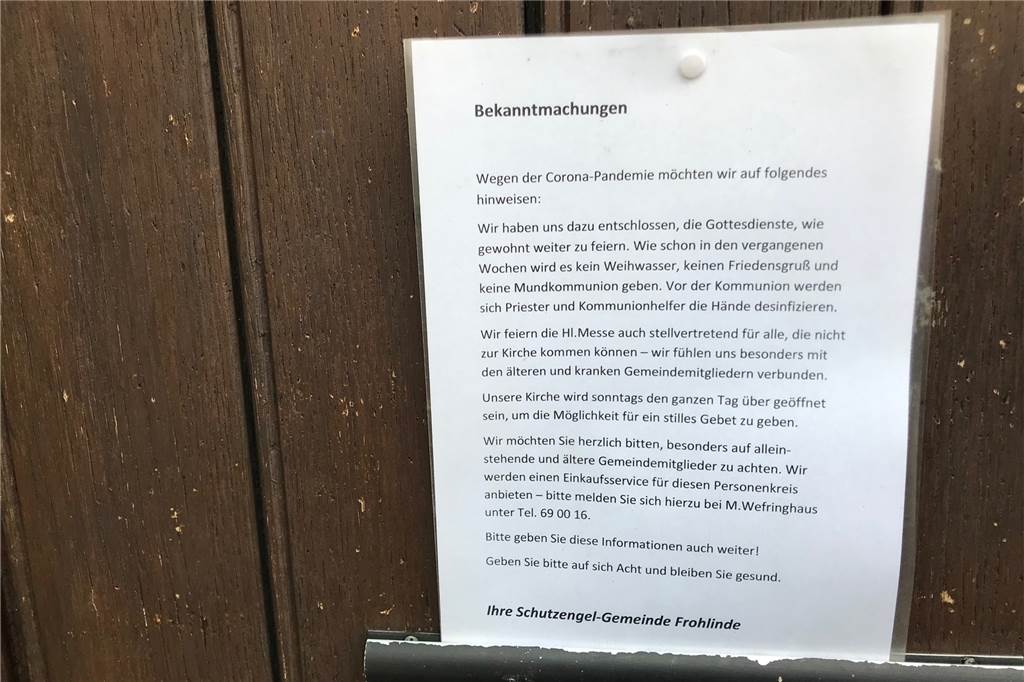 Gottesdienst in Zeiten des Coronavirus: „Die Kirche sollte für die Menschen da sein“ Auf einem Aushang an der Tür der Schutzengel-Kirche informiert die Gemeinde über die Situation.