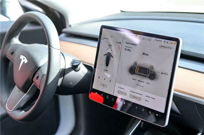 Autos werden zum Computer auf vier Rädern Auf einem Display im Cockpit eines Tesla ist das Ladeprogramm zu sehen