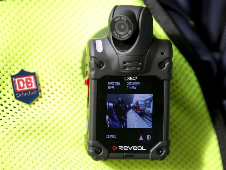 Bahn will Mitarbeiter mit Bodycams ausstatten Auf einem eingebauten Monitor sehen Angreifer ihr eigenes Verhalten. Foto: Oliver Berg