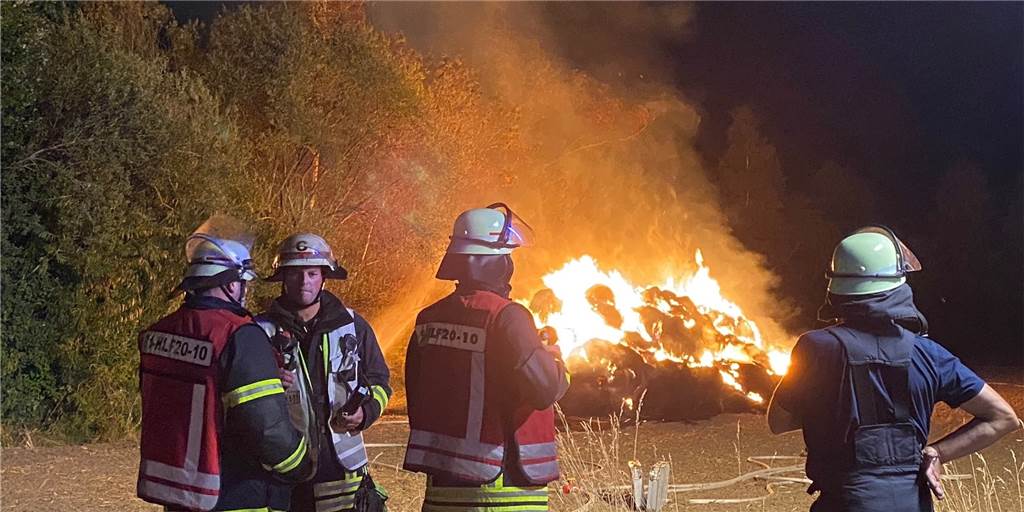 Rauchsäule über Kirchlinde: Strohballen brennen in der Nacht Auf einem Feld in Kirchlinde sind am Mittwoch Strohballen in Brand geraten.