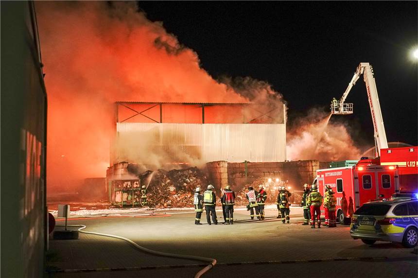 Großbrand am Hafen: Feuerwehr die ganze Nacht durch im Einsatz Auf einem Firmengelände am Dortmunder Hafen ist es in der Nacht zu Dienstag zu einem Großbrand gekommen.