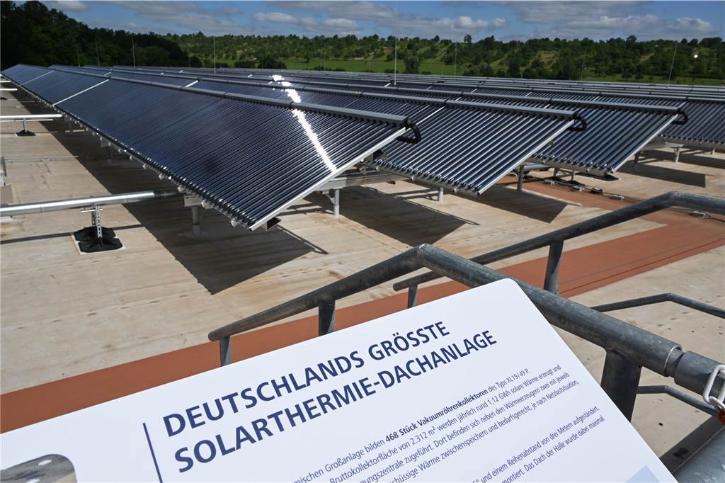 Heizen mit Solarenergie: Warum die Kraft der Sonne meist nicht ausreicht Die nach Angaben der Betreiber größte Dach-Solarthermieanlage Deutschlands ist auf dem Dach eines Gebäudes von Ritter Sport aufgestellt.