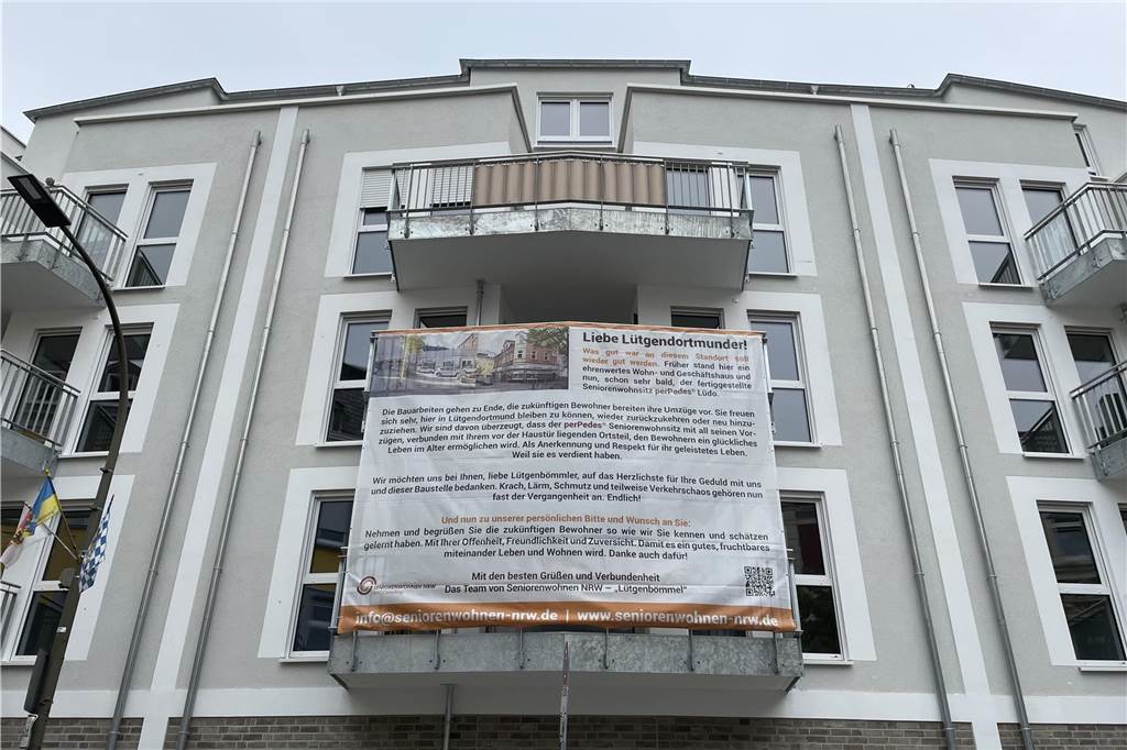 Auf einem großen Plakat bedankt sich der Bauherr für das große Verständnis der Anwohner, die während der Bauphase einige Unannehmlichkeiten aushalten mussten.