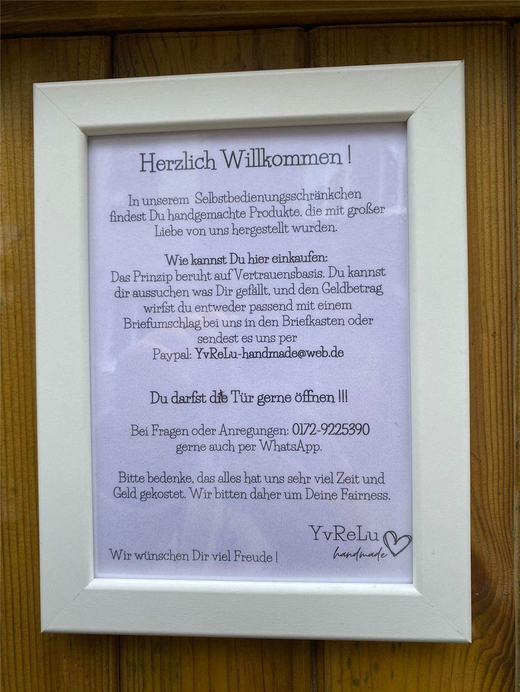 Einkaufen auf Vertrauensbasis bei YvReLu Schild am Selbstbedienungsschränkchen