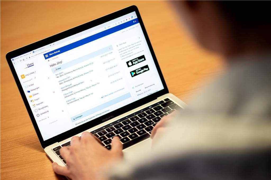 Auf einem Laptop wird das Webportal von Iserv angezeigt. Das OVG Münster hat entschieden, dass ein Gymnasium aus Dortmund nur die Lernplattform nutzen darf, die der Schulträger bereitstellt. Das GADSA hatte bisher Google Workspace genutzt.
