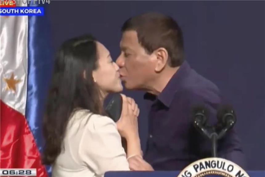 Philippinischer Präsident Duterte erzwingt Kuss Auf einem Mitschnitt der Szene ist zu hören, wie Duterte eine der Frauen fragt: „Bist Du Single?“ zwei Frauen. Foto: PTV/AP