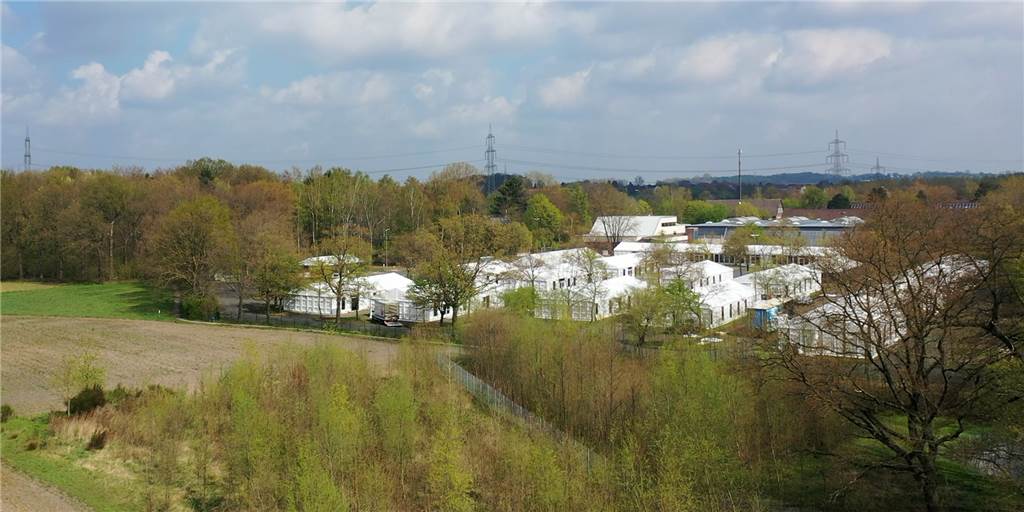 Zeltstadt in Bork ist fertig - und kostet jeden Monat Hunderttausende Euro Auf einem Parkplatz des LAFP in Bork ist eine Notunterkunft für Flüchtlinge aufgebaut. Bereits nach der Flüchtlingskrise 2015 war dort eine Erstaufnahmeeinrichtung entstanden.