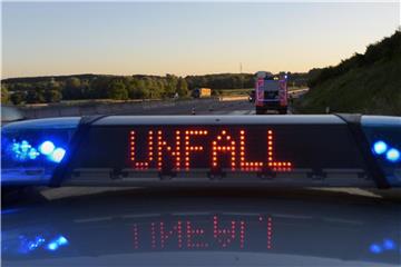 Auf einem Polizeiauto warnt eine Leuchtschrift vor einer Unfallstelle. Foto: Stefan Puchner/Archiv