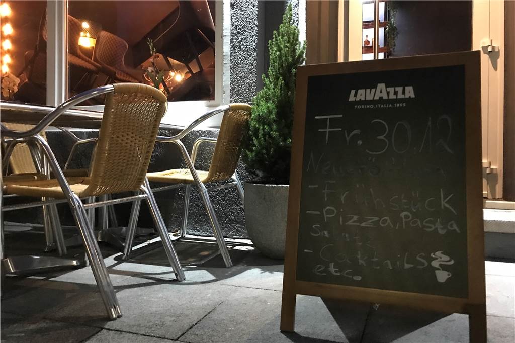 Neues Kreuzviertel-Café öffnet: Kompletter Umbau im Ex-Taormina Auf einem Schild steht nun der Eröffnungstermin des Cafés: 30.12.2022.