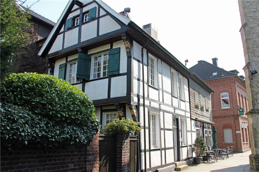Picknicken, Kochen, Wandern: Ideen für das erste Date im Corona-Lockdown Auf einem Spaziergang durch die historische Altstadt Wernes können sich Singles näher kommen.