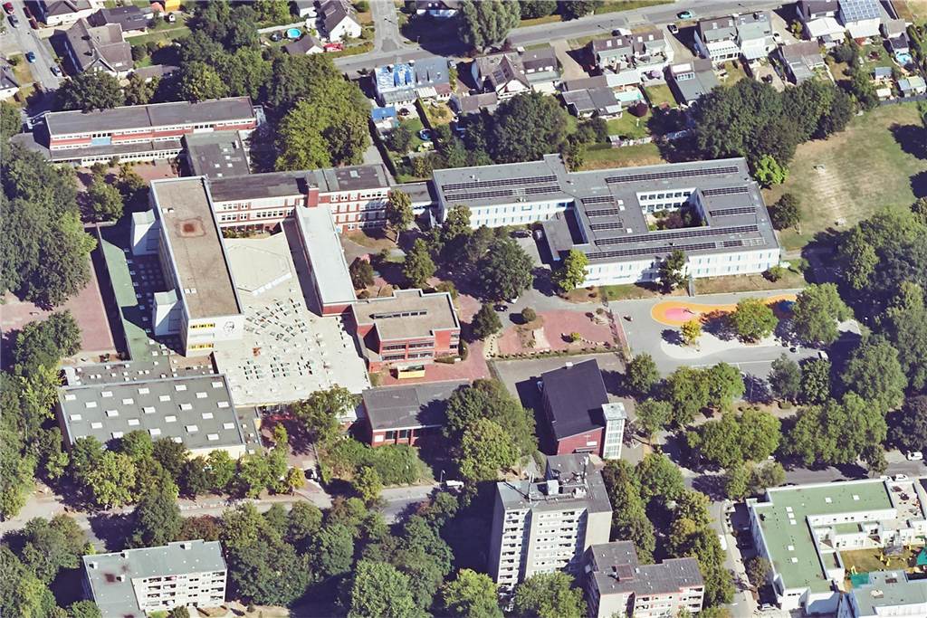 15-Jähriger beim Streitschlichten auf Spielplatz in Nette verletzt Luftbild des Schulzentrums Dortmund-Nette mit dem Heinrich-Heine-Gymnasium und der Albert-Schweitzer-Realschule.