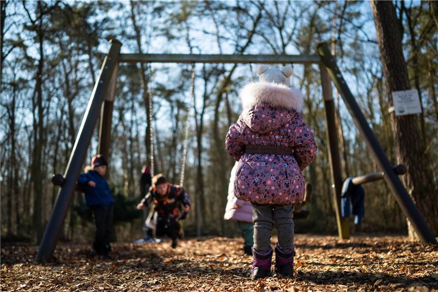 Mutter soll auf Spielplatz fremdes Kind geohrfeigt haben Auf einem Spielplatz in Düsseldorf-Flingern soll eine Mutter zwei Kinder rassistisch beleidigt haben und eines von ihnen geschlagen haben.