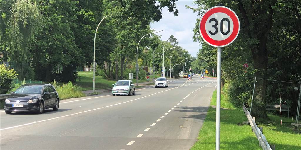 Auf einem Stück der Münsterstraße gilt Tempo 30. Die Stadt erklärt den Grund dafür.