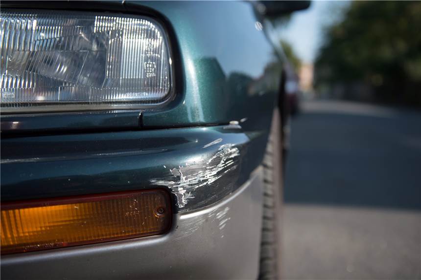 Lünerin streift Auto und fährt weg: „Erschrocken, als die Polizei kam“ Auf einem Supermarkt-Parkplatz an der Bebelstraße hat eine Lünerin ein Auto beschädigt (Symbolfoto) und ist weggefahren. Jetzt stand sie wegen Unfallflucht vor Gericht.