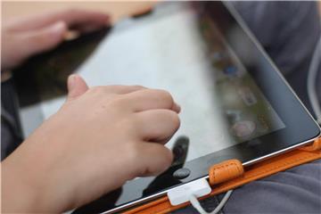 Auf einem Tablet zu daddeln, macht Spaß. Aber als Weihnachtsgeschenk ist es für kleinere Kinder eher ungeeignet. Foto: Philipp Brandstädter/dpa