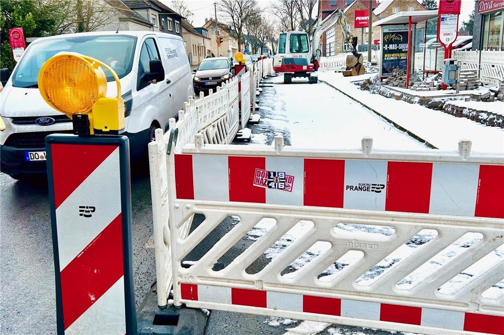 Monatelange Baustelle auf der Schüruferstraße sorgt für Ärger Auf einem Teilstück der Schüruferstraße geht es nur einspurig an der Baustelle vorbei. Es kommt immer wieder zu langen Staus.
