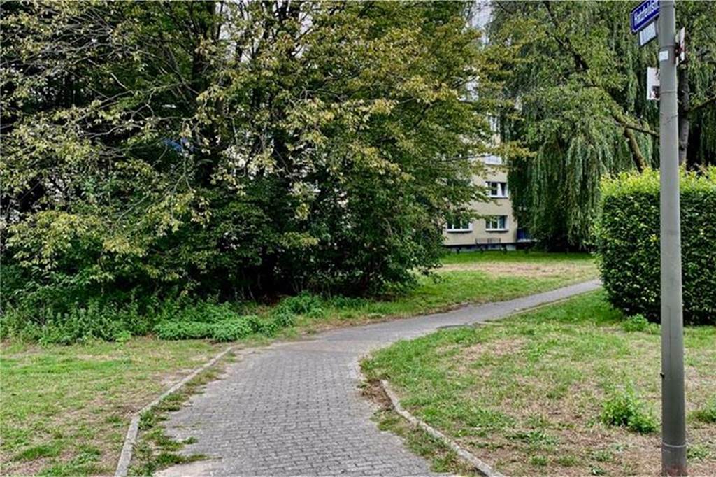 „Aktenzeichen XY“ sucht Täter nach Leichenfund im Dortmunder Osten Auf einem Verbindungsstück an der Hatzfeldstraße ist im August 2020 ein tödlich verletzter Mann gefunden worden – die Polizei sucht weiter Zeugen.