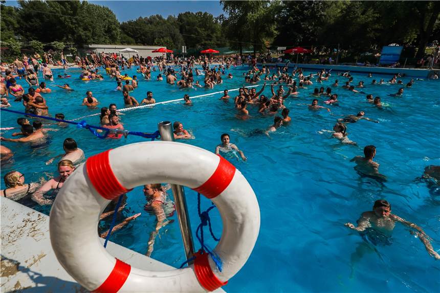 Entscheidung zur Öffnung von Frei- und Hallenbädern: Es geht um viel Geld Auf einen finanziellen Rettungsring der Stadt hoffen die Freibad-Betreiber. So eng wie auf diesem Bild darf es in Corona-Zeiten übrigens nicht in den Becken zugehen.