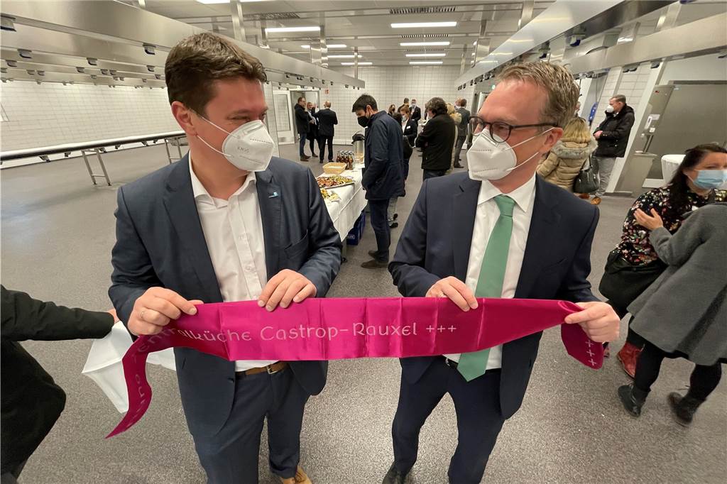„Wir kochen hier wirklich!“ So arbeitet die neue Bio-Großküche in Castrop-Rauxel Auf einen guten Start der Zentralküche freuen sich Bürgermeister Rajko Kravanja (l.) und Rebional-Chef Klaus Richter.