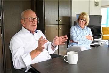 Auf einen Kaffee: Die Redaktion war zu Gast bei FDP-Kandidat Robert Heinze, hier mit seiner Ehefrau Ilse.