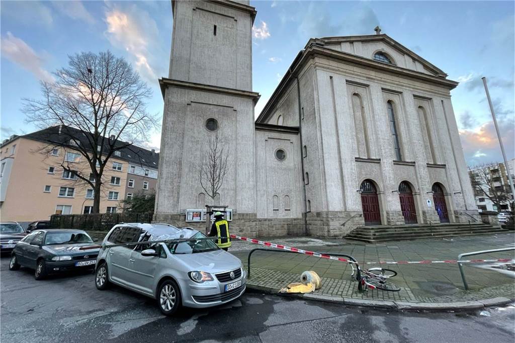 Trümmerfeld statt Café-Terrasse: Dortmunds Nordstadt am Tag nach dem Sturm Auf einen Wagen war am Freitag das Kreuz vom Turm der Gertrudis-Kirche geweht worden.