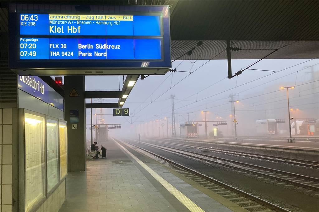 Bahn-Streik in NRW: So lief der Mittwoch im Regionalverkehr für Pendler Auf einer Anzeigetafel für einen Zug mach Kiel am Hauptbahnhof Düsseldorf steht „Zug fällt aus“.