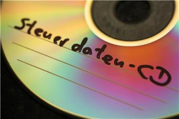 Auf einer CD steht „Steuerdaten-CD“. Foto: Fredrik von Erichsen/Archiv