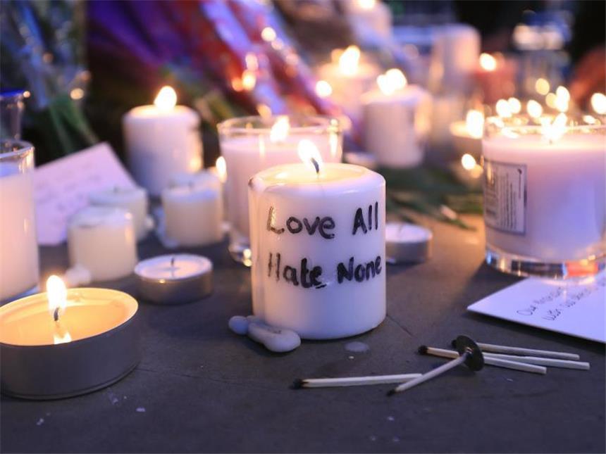 Polizei nach Manchester-Anschlag: Abedi hatte Hintermänner Auf einer Gedenkkerze steht: Liebe alle, hasse niemanden. Foto: Danny Lawson