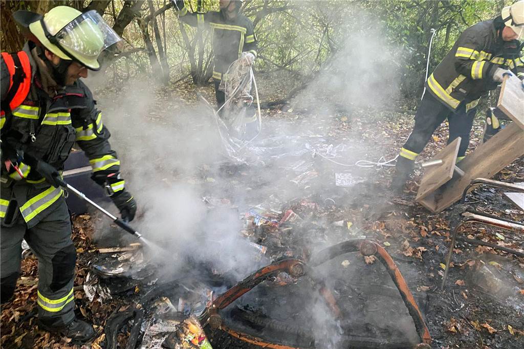 Schwierige Tierrettung und Flächenbrand: Viel Arbeit für die Feuerwehr Auf einer größeren Fläche brannte Unrat an den Lippewiesen.