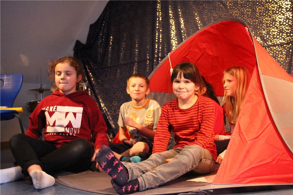 Nalu und das Polymeer: Selmer Kinder machen Theater auf der Plastikinsel Auf einer Insel im Polymeer: Die Kinder sitzen im Zelt.