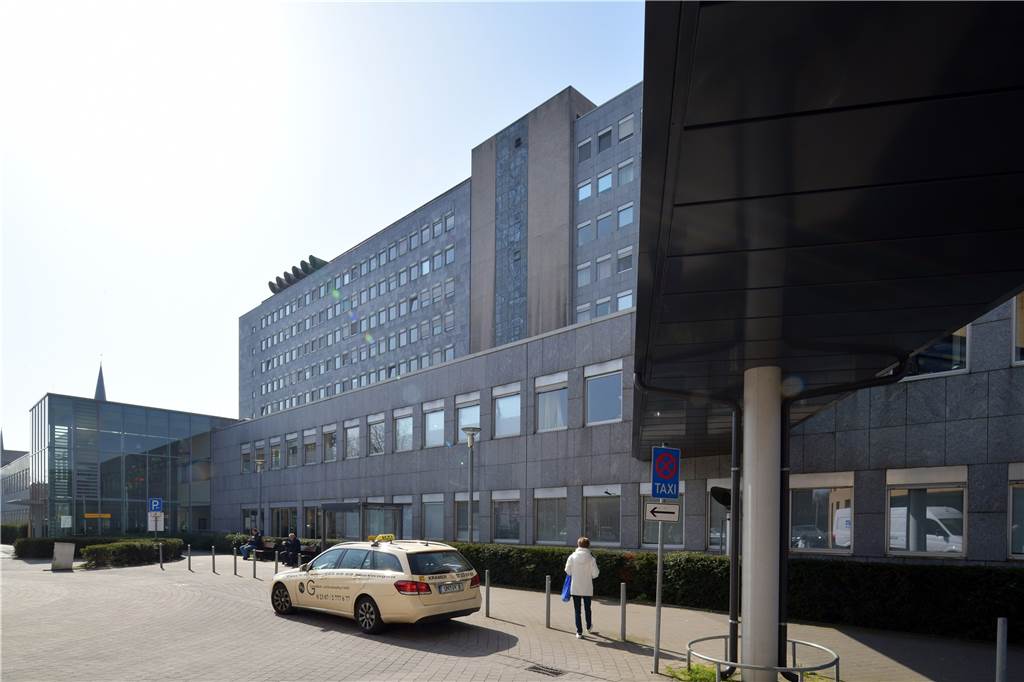 Corona-Patientin: Allein mit der Angst und dankbar für jeden Zuspruch Auf einer Isolierstation im St.-Marien-Hospital werden Corona-Patienten versorgt. Kontakt läuft überwiegend über das Handy.