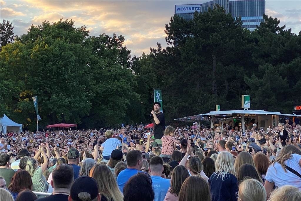 Spektakuläre Show: Warum sitzt Mark Forster auf einer Leiter im Publikum? Auf einer Leiter mitten im Publikum erlaubte Mark Forster sich einen kleinen Telefonstreich - und sang noch ein Lied.
