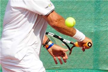 Auf einer Lüner Tennisanlage können ab sofort wieder gelbe Filzbälle fliegen.
