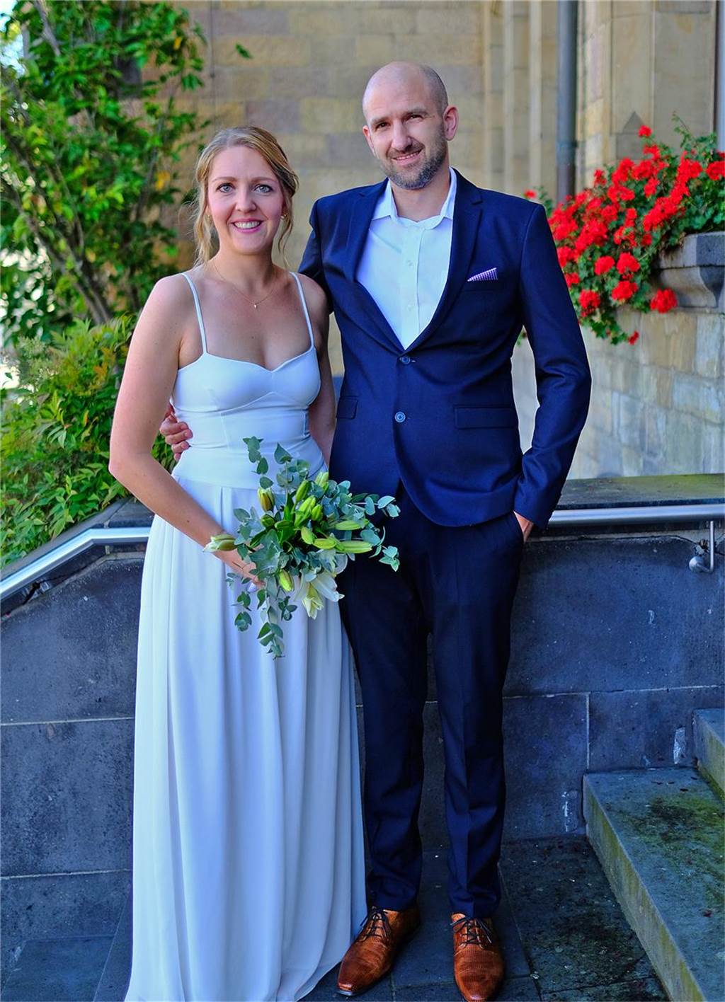 Die Eheleute Patrizia Lysiak-Neugebauer und Patric Lysiak nach ihrer Trauung vor dem Rathaus in Recklinghausen