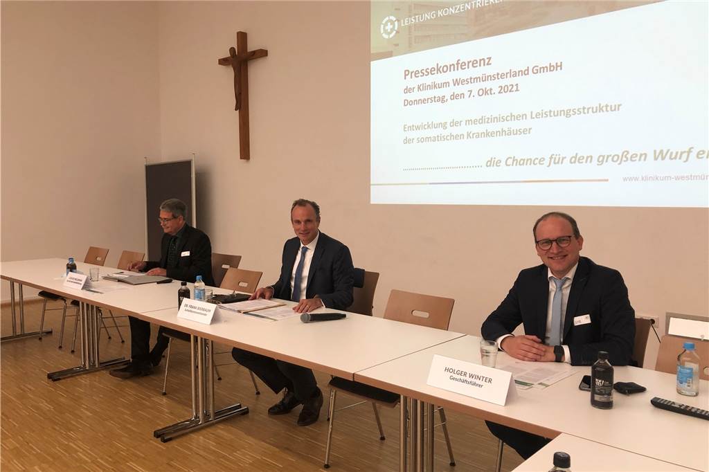 Mit Videos: Große Veränderungen für Patienten und Krankenhausmitarbeiter Auf einer Pressekonferenz stellte die Geschäftsleitung die Zentralisierung als "großen Wurf" vor. Von links: Ludger Hellmann, Aufsichtsratsvorsitzender Dr. Frank Bierbaum und Holger Winter.