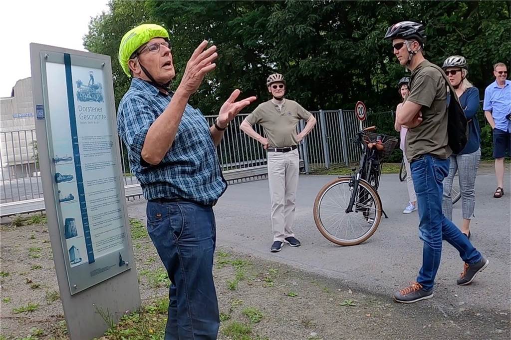 Geschichtsstationen nun digital und per Fuß- und Radrouten erreichbar Auf einer Radtour mit Mitgliedern des Lions Clubs Dorsten-Hanse wurde eine Radroute auf ihre Praxistauglichkeit hin überprüft. Hier erläutert Jochen Schräjahr die Geschichtsstation „Zeche Baldur".