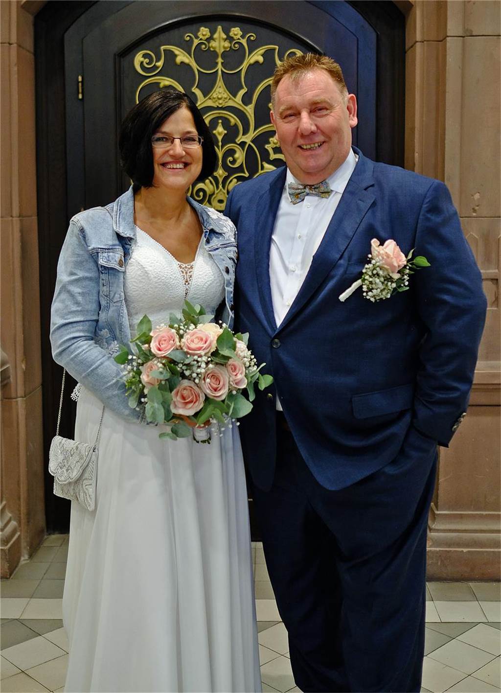 Die Eheleute Elke Colic und Frank Borkenstein stehen nach ihrer Trauung im Rathaus Recklinghausen