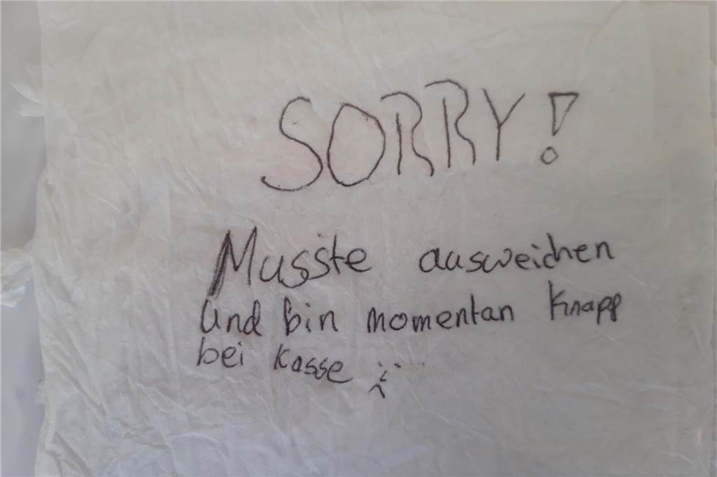 Fahrerflucht? Diese Regeln gelten für Autofahrer nach einem Unfall Auf einer Serviette steht „Sorry! Musste ausweichen und bin momentan knapp bei Kasse“.