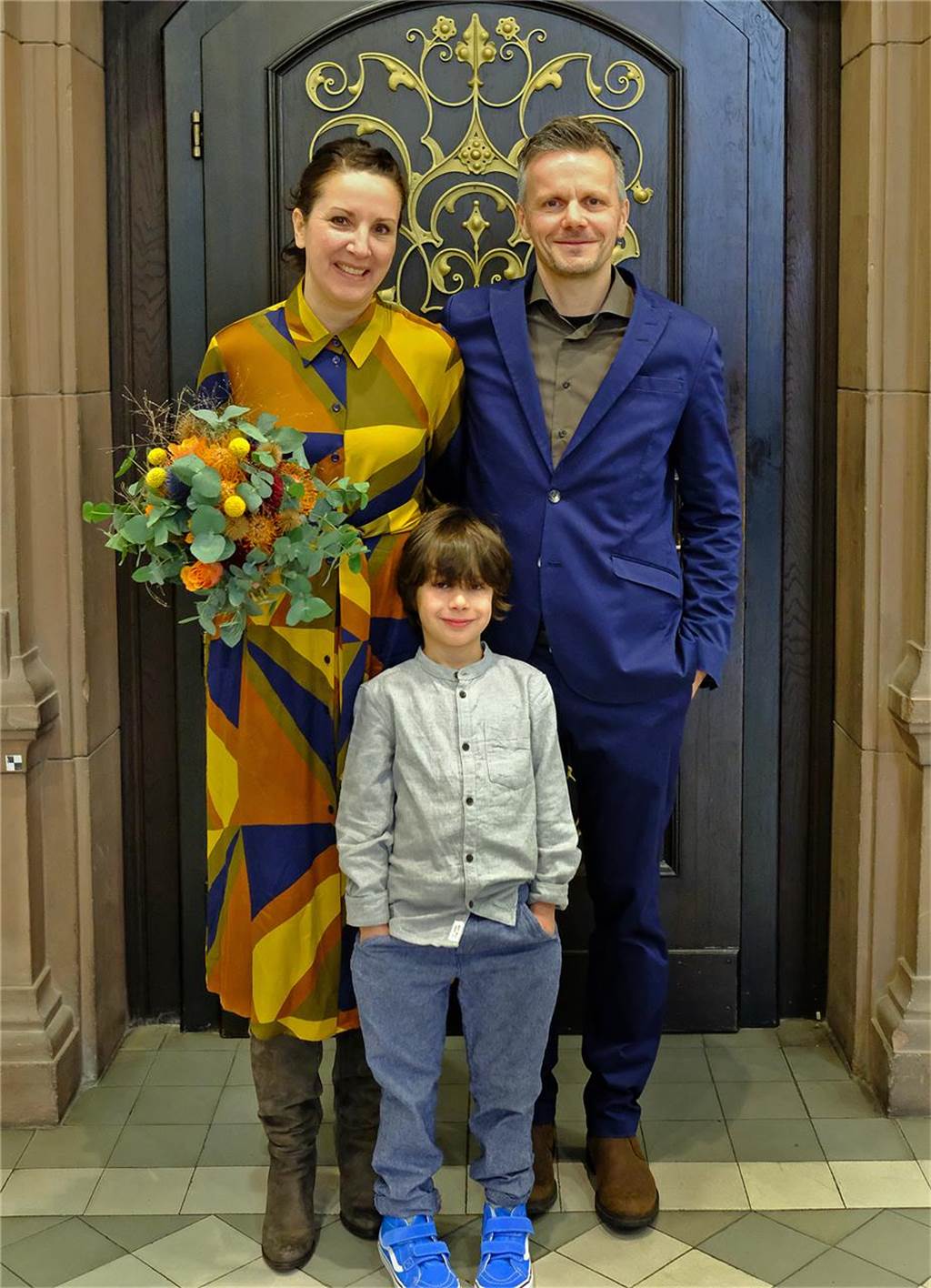 Die Eheleute Katja Esser und Mirco Lassing und Sohn Ole nach ihrer Hochzeit im Rathaus Recklinghausen