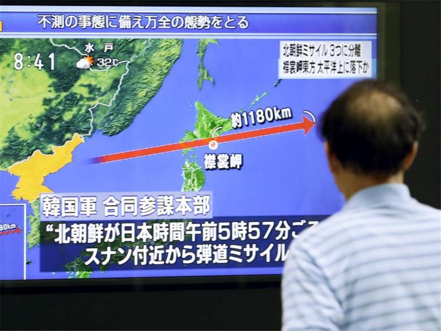 Nordkorea-Konflikt spitzt sich zu Auf einer Straße in Tokio verfolgt ein Passant die Berichterstattung über den Start einer nordkoreanischen Rakete. Foto: Kyodo