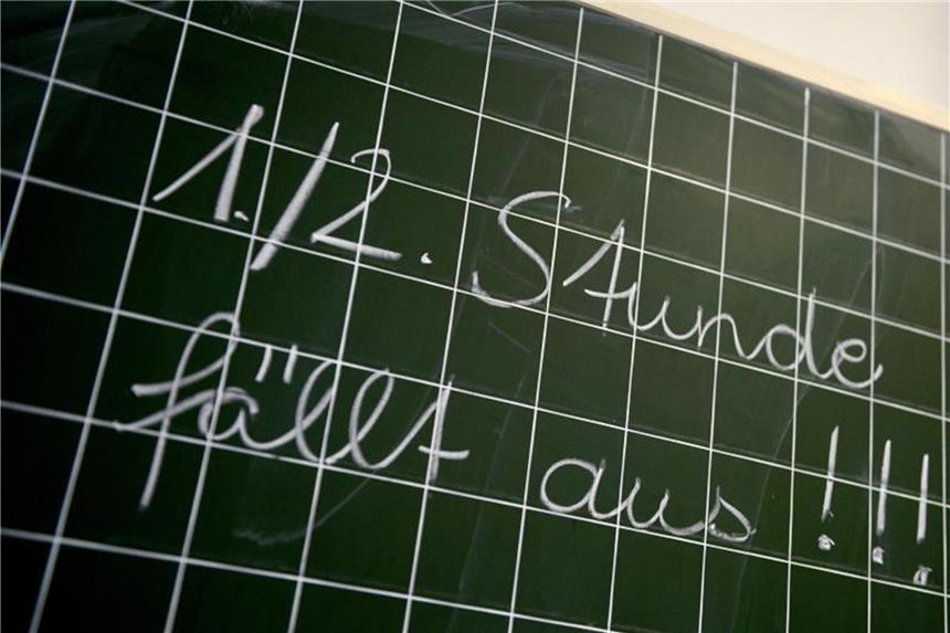 Schulen müssen ab August Unterrichtsausfall erfassen Auf einer Tafel steht in einer Grundschule, „1./2. Stunde fällt aus!!!“. Foto: Caroline Seidel/Archiv