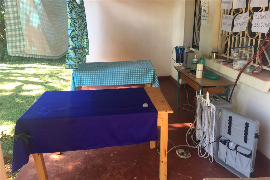 „Ich musste einfach mitweinen“: Dörte Oesterschulze (28) über ihren Einsatz auf Madagaskar Auf einer Terrasse wurde im Dorf Fandriana die „Praxis“ aufgebaut.