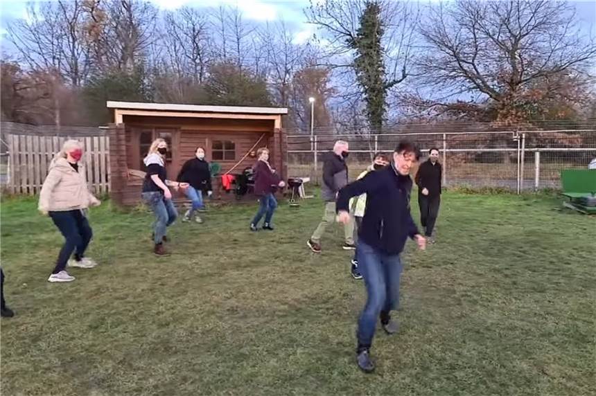 Ex-Bürgermeister tanzt: Tierheim bei „Jerusalema Dance Challenge“ dabei Auf einer Wiese des Tierheims ist das Video zur „Jerusalema Dance Challenge“ aufgenommen worden.