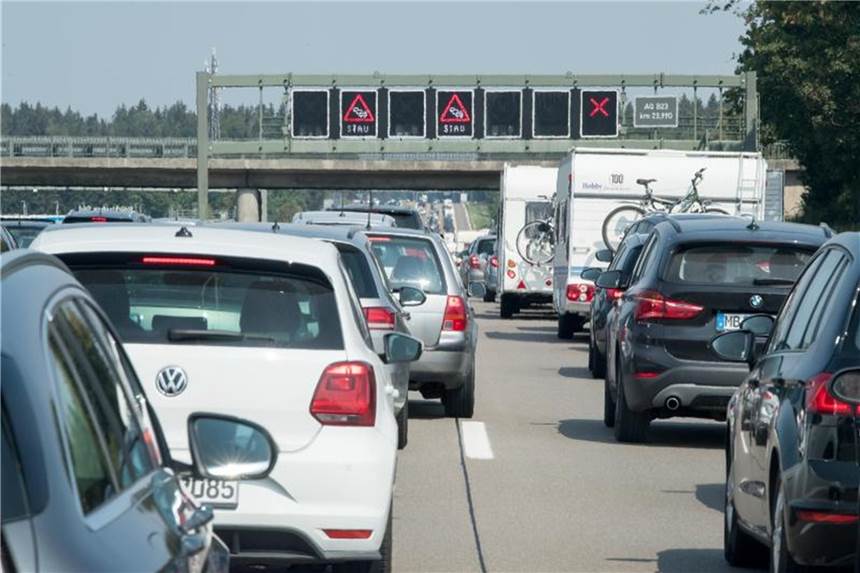 Trotz Ferienende auf vielen Urlaubsstrecken dichter Verkehr Auf einigen Autobahnen könnte es wieder voll werden: Zwar sind die Sommerferien bundesweit zu Ende, doch wer keine Schulkinder hat, wird den Spätsommer für seinen Urlaub nutzen. Foto: Peter Kneffel