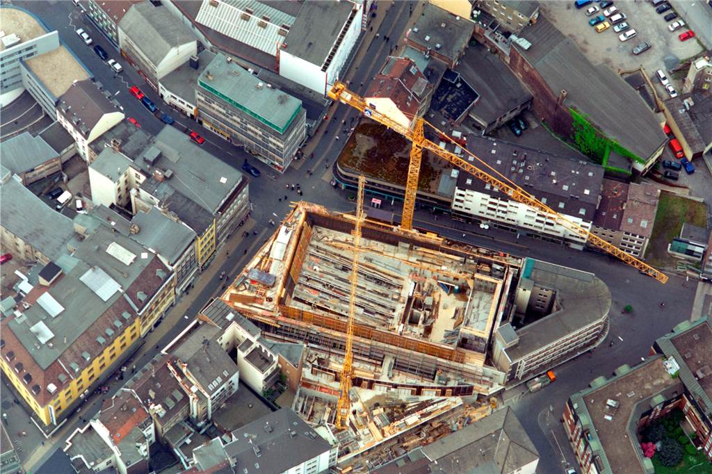 Erst umstritten, dann gefeiert: Wie das Konzerthaus in die Brückstraße kam Auf engstem Raum mitten im Brückstraßenviertel wird das Konzerthaus gebaut. Aus der Luft ist gut der spätere Konzertsaal zu erkennen.
