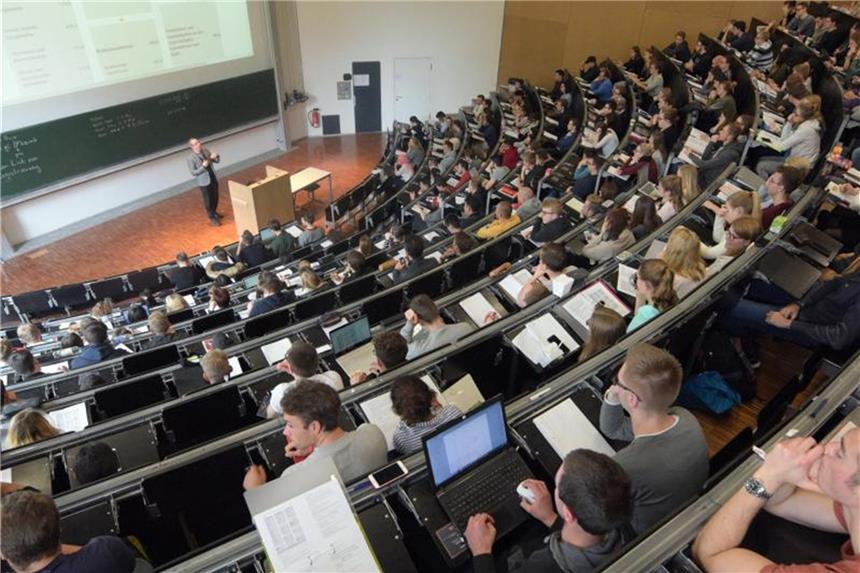 Studium von Anfang an durchorganisieren und Freiräume lassen Auf Erstsemester kommen zum Studienbeginn viele Dinge wie Prüfungsordnung, Bafög oder Praktika zu. Foto: Stefan Puchner